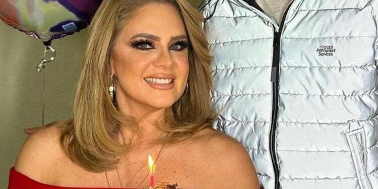 Erika-Buenfil-llega-a-los-60-años-y-los-festeja-con-su-hijo-Nicolás.jpg