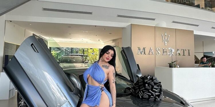 Karely Ruiz presume un lujoso Maserati MC20, ¿cuánto cuesta el auto que la influencer compró?