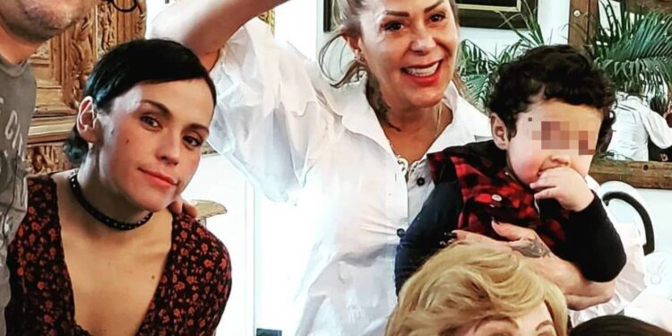 Mayela-Laguna-con-la-familia-de-Silvia-Pinal.jpg