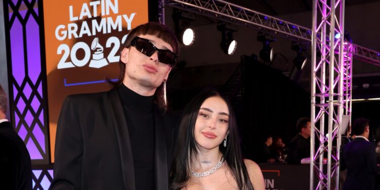 Peso Pluma y Nicki Nicole impactaron en los Latin Grammy 2023 con este candente beso