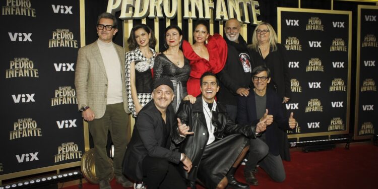 Protagonista de Se llamaba Pedro Infante causó revuelo llegando en falda a su estreno