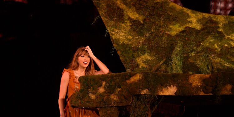 Taylor Swift cambió la letra de una canción para dedicarle su amor a Travis Kelce: así reaccionó él