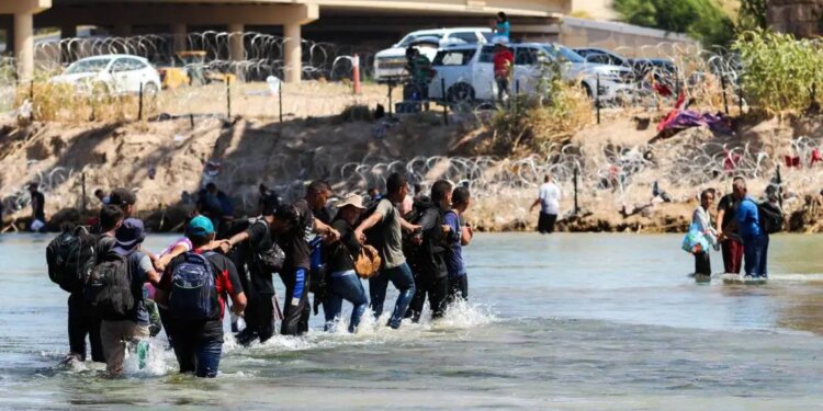 UE detiene tráfico vehicular por migración