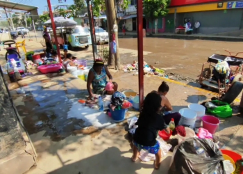 Vecinos de Acapulco lavan ropa en calles