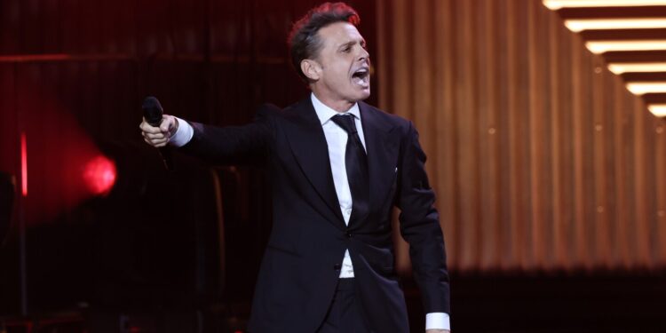 rompió en llanto en pleno concierto en CDMX