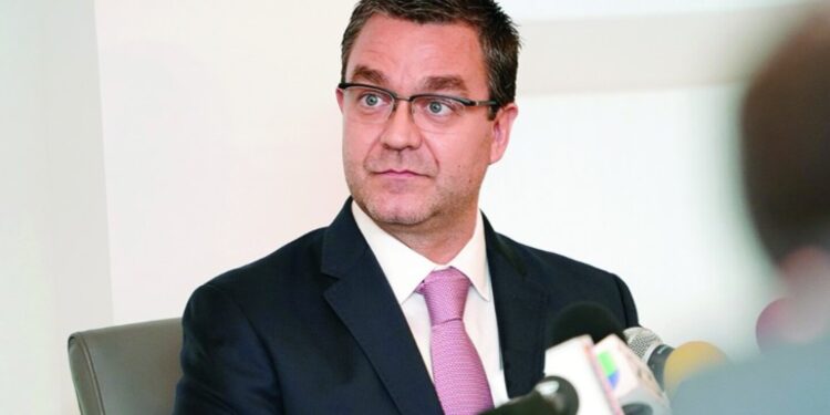 ¡Les pone un alto! Guillermo Pous, albacea de Juan Gabriel, impide que Netflix use su imagen para docuserie