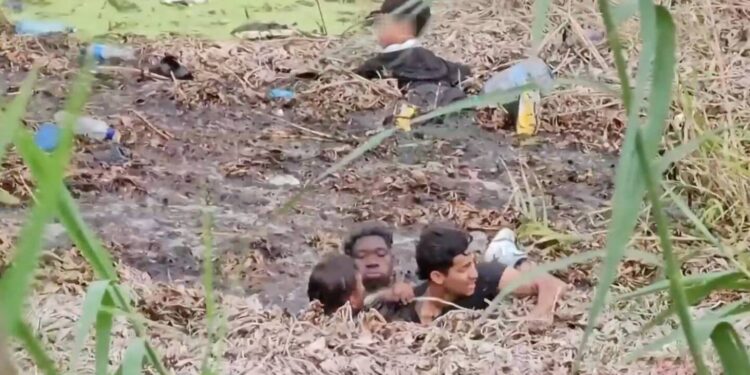 Mueren migrantes ahogados en zona fangosa al tratar de cruzar el río Bravo: DESGARRADOR VIDEO