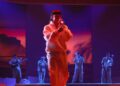 A Peso Pluma se le caen los pantalones a medio concierto y en redes se preguntan: ¿fue accidente o no?