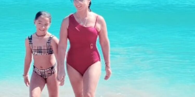 A sus 52 años, así presume Adamari López su “bikinazo”