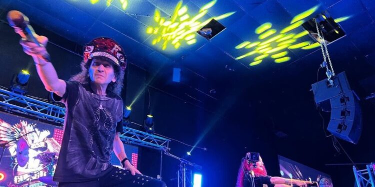 Alex Lora sufre una impactante caída en pleno escenario y alarma a sus fans