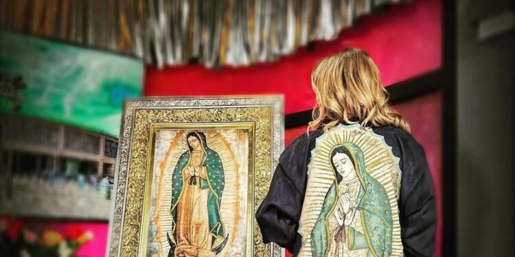 Andrea Legarreta causa furor con la chamarra de la Virgen de Guadalupe que usó en Hoy