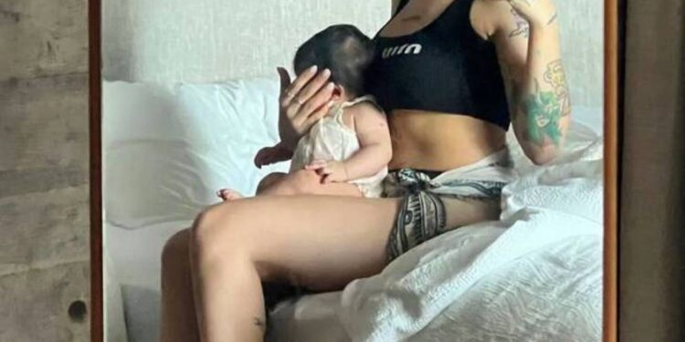 Cazzu-deja-ver-su-lado-maternal-con-su-hija-Inti.jpg