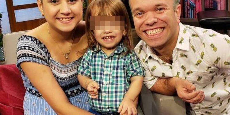 Sebastián-es-el-primer-hijo-de-Carlitos-El-productor-y-Silvia-Díaz-nació-con-Acondroplasia-como-su-papá.jpg