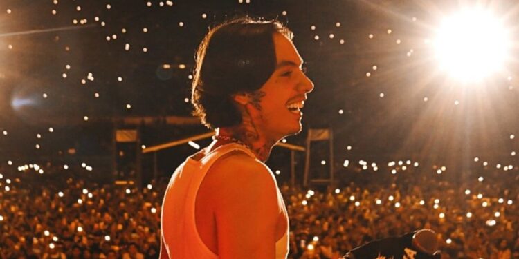 Natanael Cano besó a su guitarrista en el escenario y hasta le lanzó un piropo: el video viral