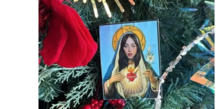 Peso Pluma imagen de nicki nicole en árbol de navidad.png