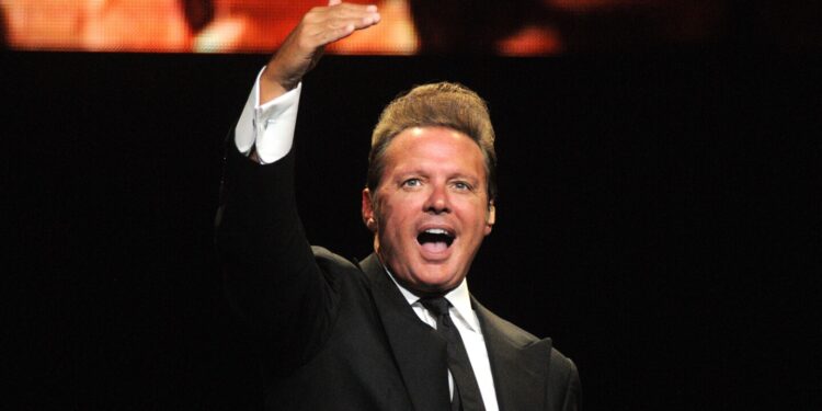 Se viraliza un video de Luis Miguel, muy bien acompañado en un restaurante de CDMX