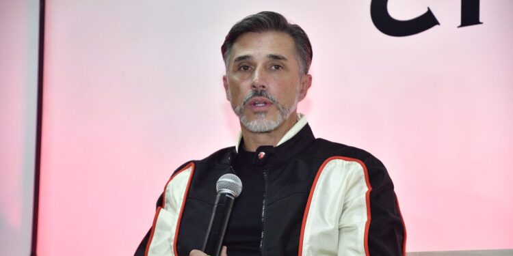 Sergio Mayer confirmó que sí ha cobrado a nombre de Wendy Guevara, pero hizo una aclaración clave