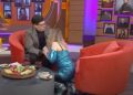 Shanik Berman, llorando, le pide perdón de rodillas a Juan José Origel: VIDEO