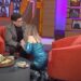 Shanik Berman, llorando, le pide perdón de rodillas a Juan José Origel: VIDEO