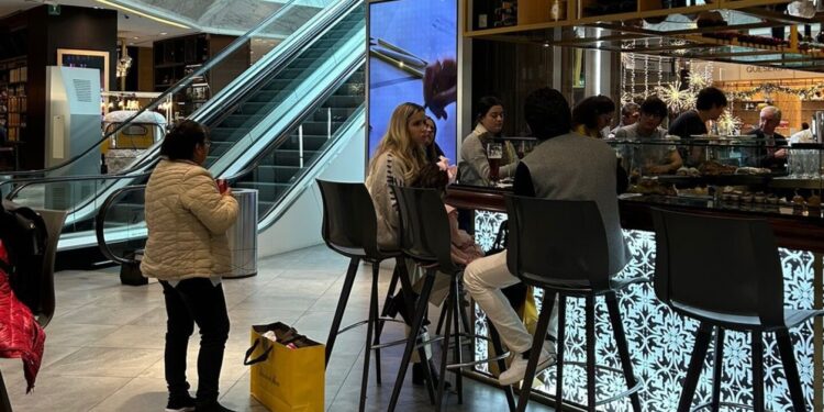 Usuarios de las redes estallan contra una familia por discriminar a su empleada doméstica en un centro comercial de Polanco