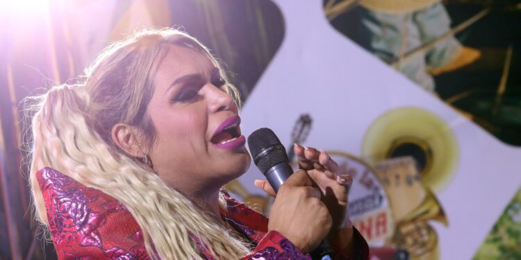 Wendy Guevara y Checo Pérez disfrutaron con intensidad el último concierto de RBD: las imágenes virales