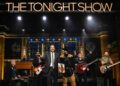 el cantante pone en alto a México y triunfa en The Tonight Show