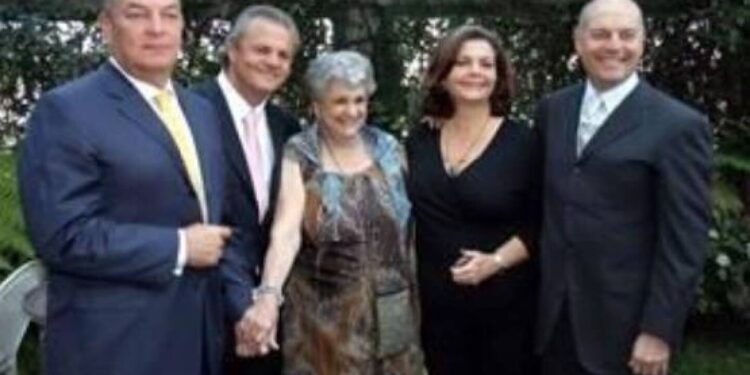 Queta-Lavat-tuvo-cuatro-hijos-Teresa-Pablo-Armando-y-Enrique-fruto-de-su-relación-con-el-cinefotógrafo-Armando-Carrillo-Ruiz.jpg