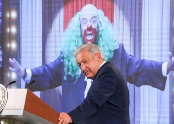AMLO niega ser dictador ante críticas de Brozo