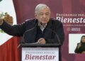 AMLO promete elevar sueldos de docentes sin fecha.