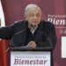 AMLO promete elevar sueldos de docentes sin fecha.