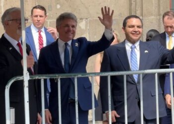 AMLO se reúne con legisladores estadounidenses en la Ciudad de México.