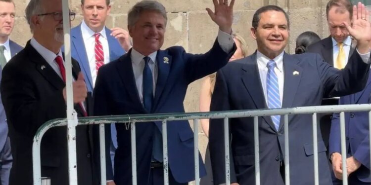 AMLO se reúne con legisladores estadounidenses en la Ciudad de México.