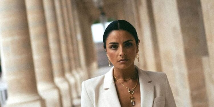 Aislinn Derbez dijo que las enfermedades se curan con pensamientos positivos y las redes no la perdonaron