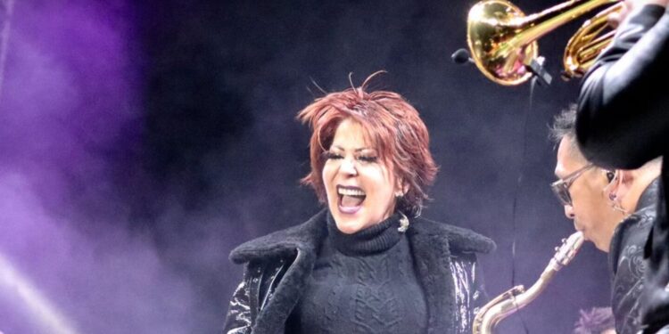 Alejandra Guzmán confundió a un imitador con Christian Nodal y hasta lo invitó a cantar con ella: el video viral
