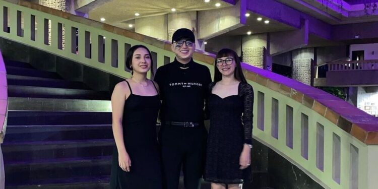 Dani Flow junto a su esposa y novia.jpg