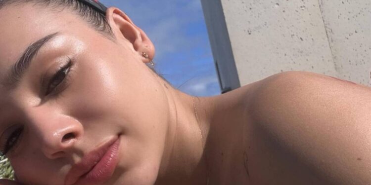 Danna Paola se destapa y le muestra a Alex Hoyer su retaguardia en diminuto bikini