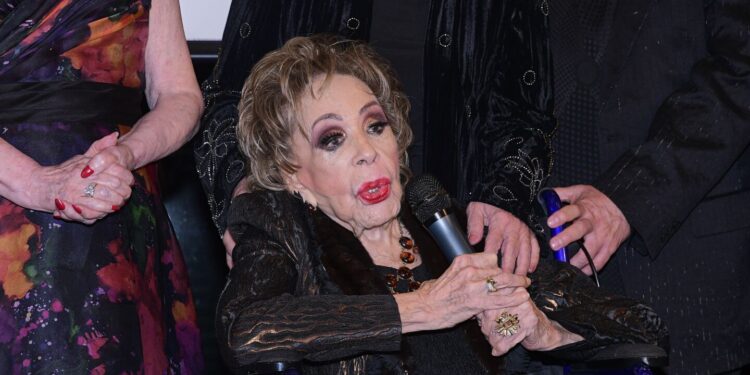 Pedro Sola dijo que llevan tres años 'zopiloteando' a Silvia Pinal y desató la polémica