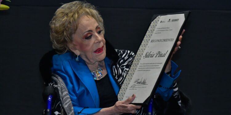 Silvia Pinal ya fue dada de alta, y esta fue la conmovedora reacción de Alejandra Guzmán, su hija