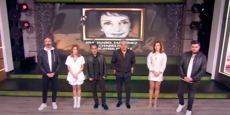 Sus compañeros lo consuelan en vivo
