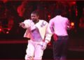 En redes "destrozan" a Usher por lo aburrido de su show en el Super Bowl 2024
