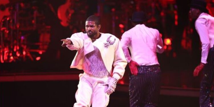 En redes "destrozan" a Usher por lo aburrido de su show en el Super Bowl 2024