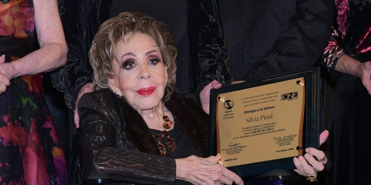 La asistente de Silvia Pinal reveló la poderosa razón por la que aún no le contaron que murió su amiga, Tina Galindo