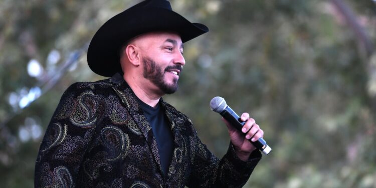 Lupillo Rivera compartió la suite con Thalí García y le contó algo íntimo, ¿hay romance en LCDLF?