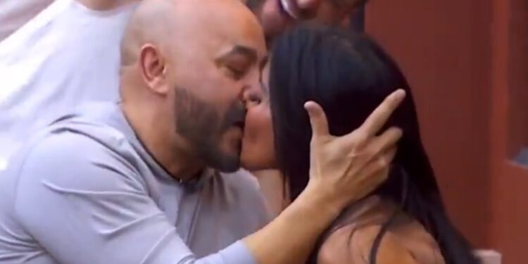 así fue el apasionado beso entre Lupillo Rivera y Marilipy, ¿lo disfrutaron?