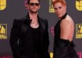 ¡Vestidos y alborotados! Christian Chávez y Christopher Uckermann se quedan sin entrar a la gala de Premios Lo Nuestro: VIDEO