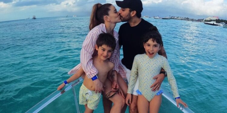 Thalí García, su esposo Felipe Aguilar, y sus dos hijos