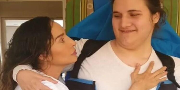 Actriz llora la muerte de su hijo de 22 años, a causa de una distrofia muscular: ¡Pide dinero!