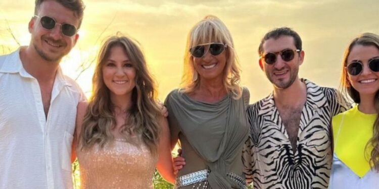 Adela Micha entrega a su hija menor en el altar de lujosa boda: FOTO