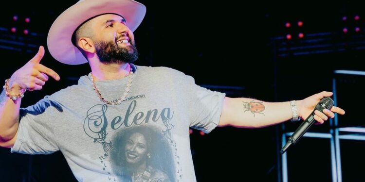 Carín León desata criticas al pedir droga en pleno concierto: VIDEO