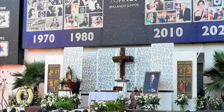 Con lágrimas y aplausos despiden a Nicandro Díaz en Televisa San Ángel ¡VIDEOS!